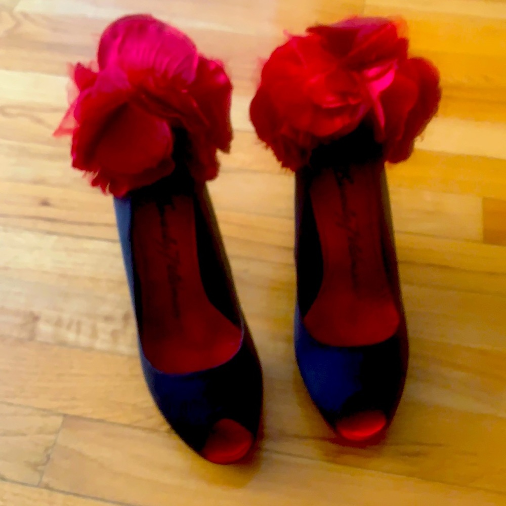 Drama Queen satin pump